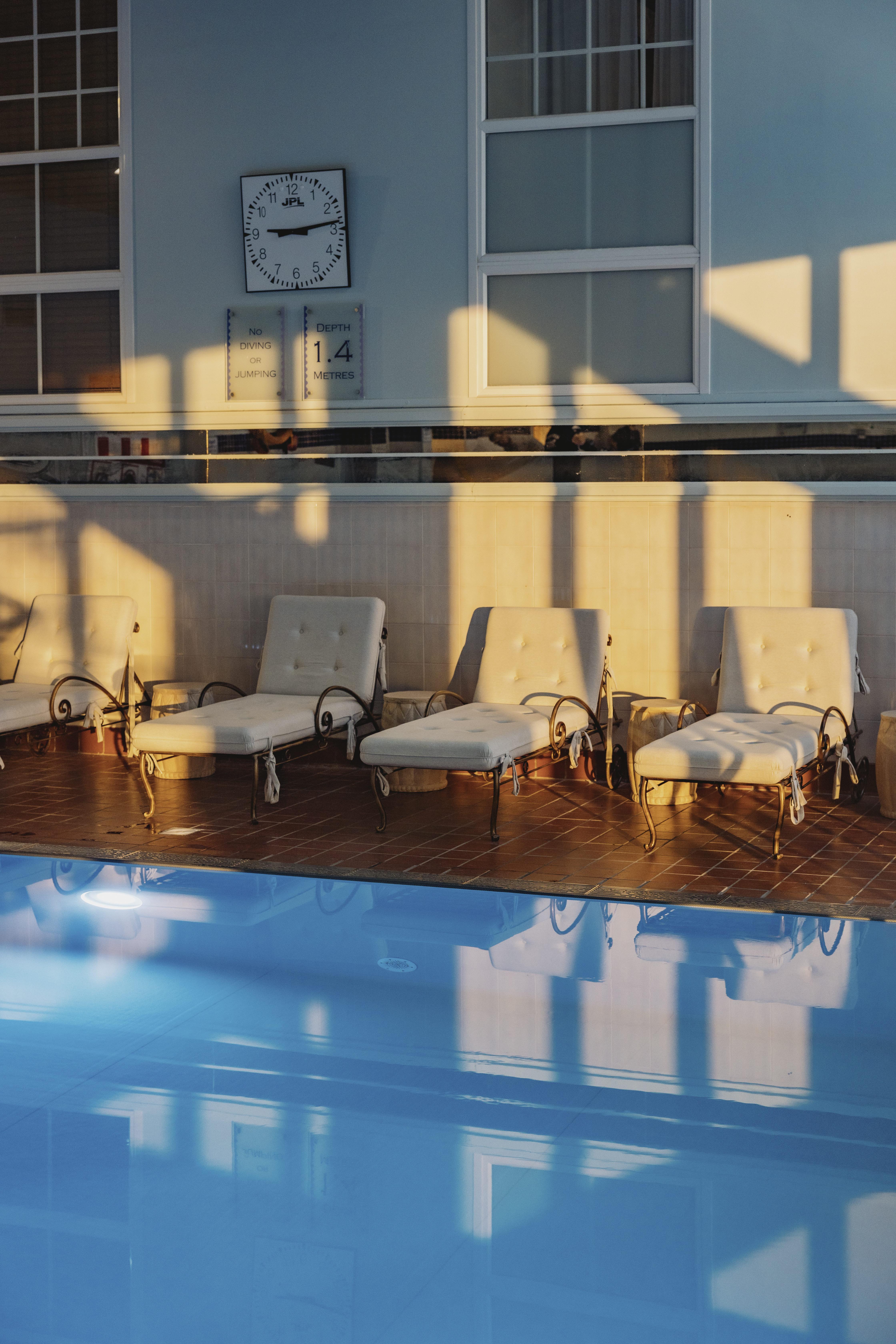 Marine Troon Hotel Exterior foto Sunloungers at a pool
