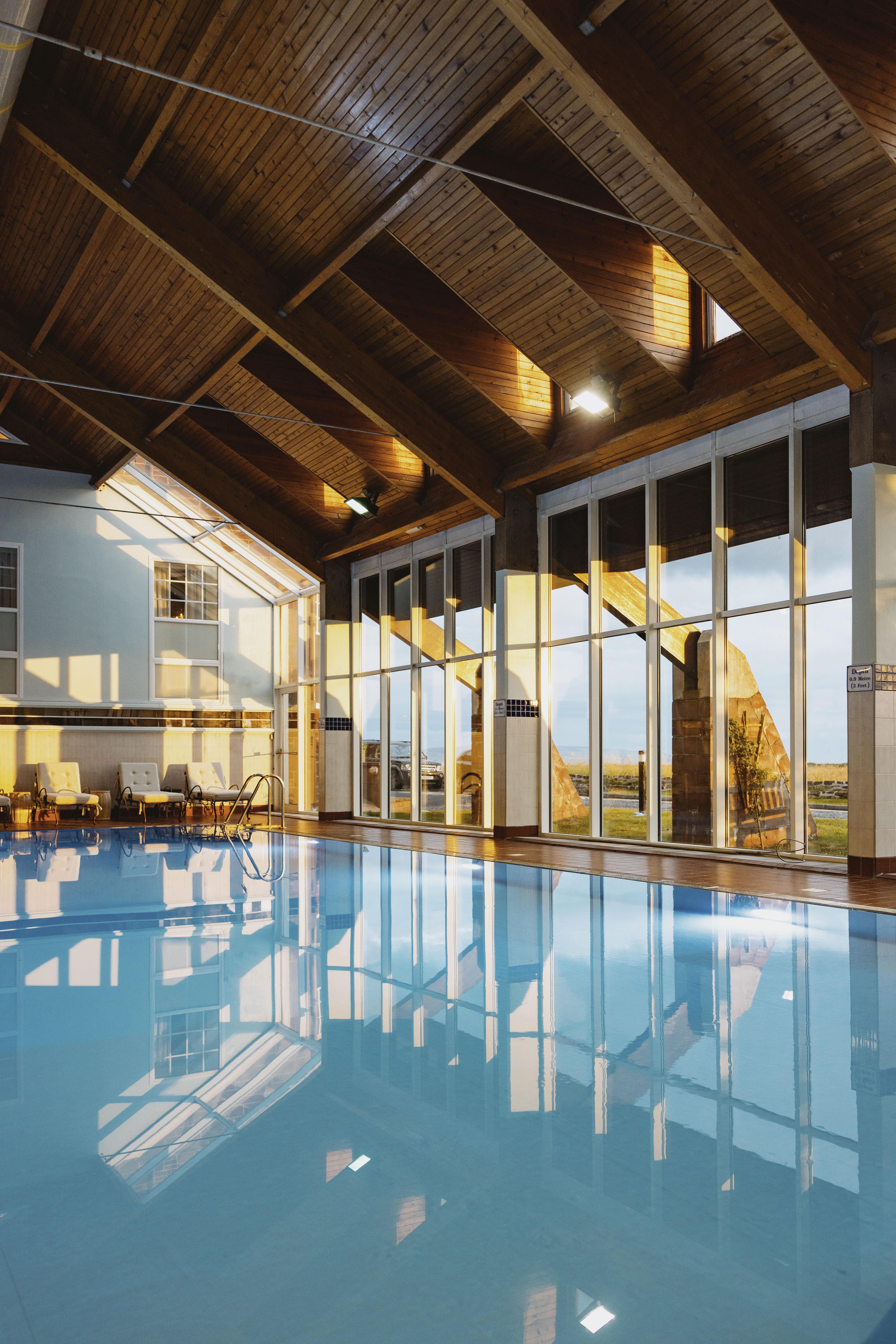 Marine Troon Hotel Exterior foto The swimming pool at the hotel