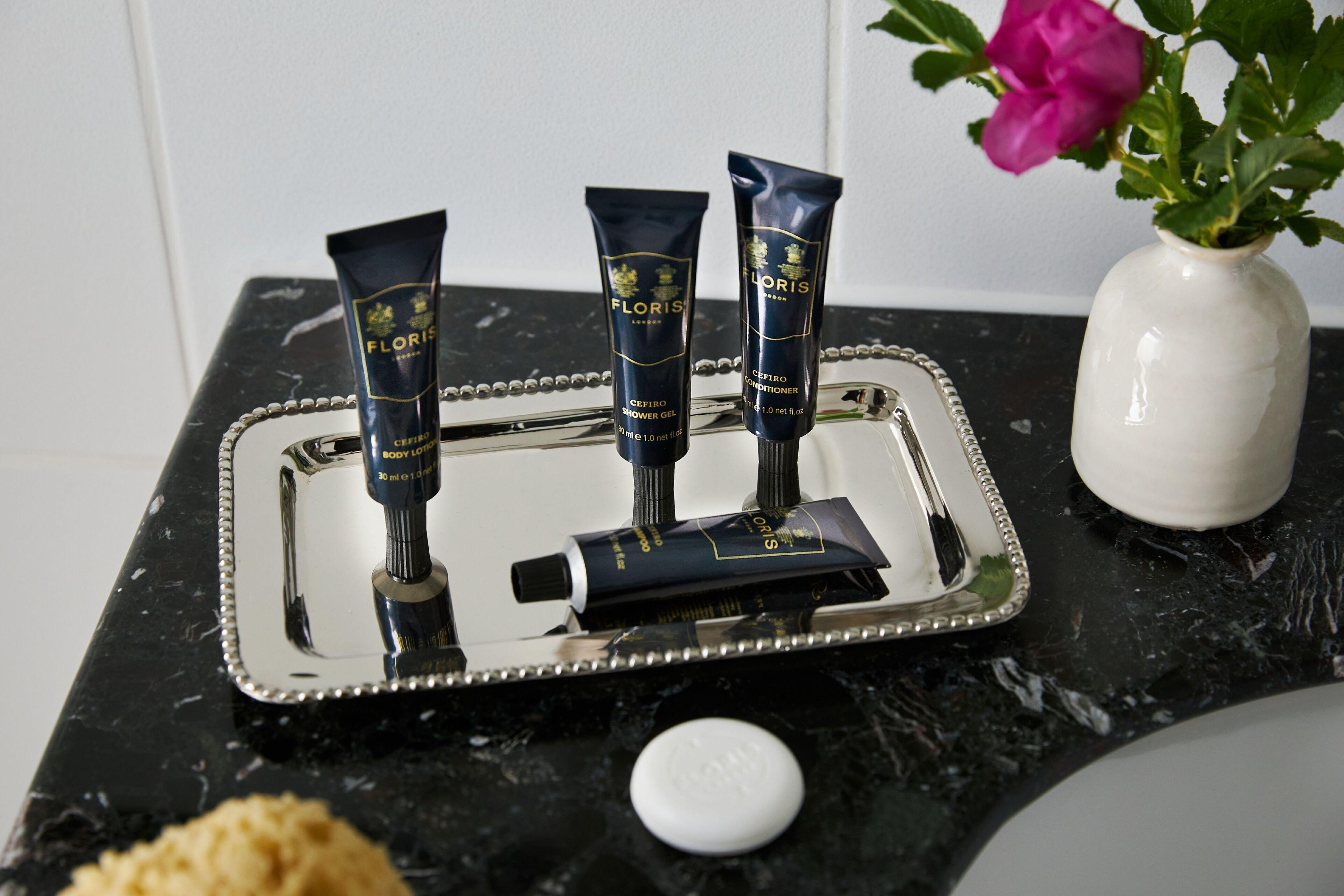 Marine Troon Hotel Exterior foto A selection of toiletries